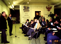 Пресс-конференция художника Сергея Кириллова на выставке в "Новом Манеже". Фото А.Бабаева. 2003 г.